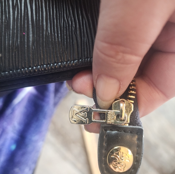 Louis Vuitton epi triangle long clutch - Picture 10 of 14
